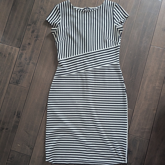 Banana Republic Dresses & Skirts - Banana Republic Black and White Sheath Midi Dress